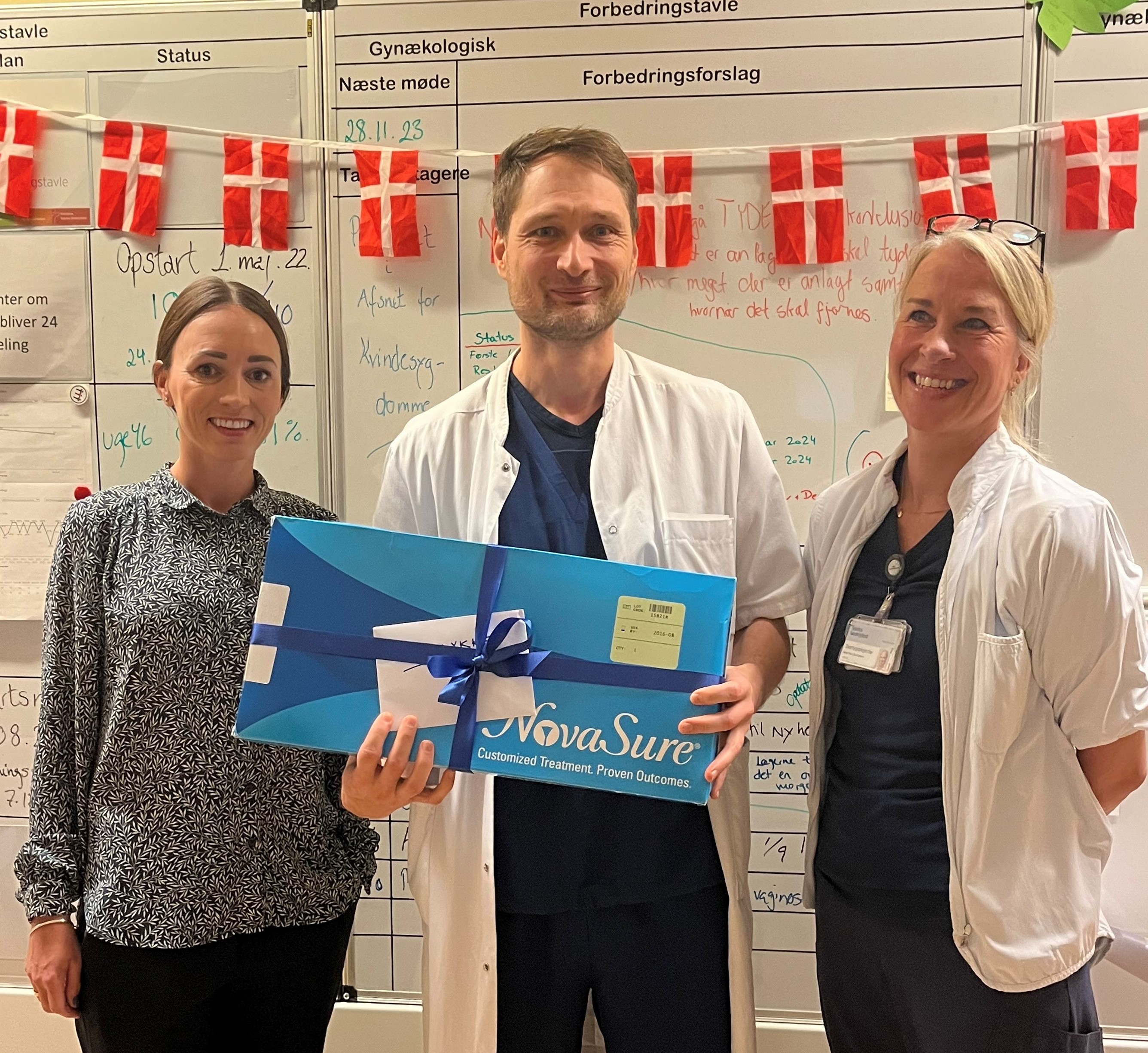 Den store succes blev fejret på afdelingen for Kvindesygdomme og Fødsler på Sygehus Sønderjylland. På billedet ses specialeansvarlig overlæge Leif Messerschmidt sammen med oversygeplejerske Anne Pors Christensen  og en kollega.