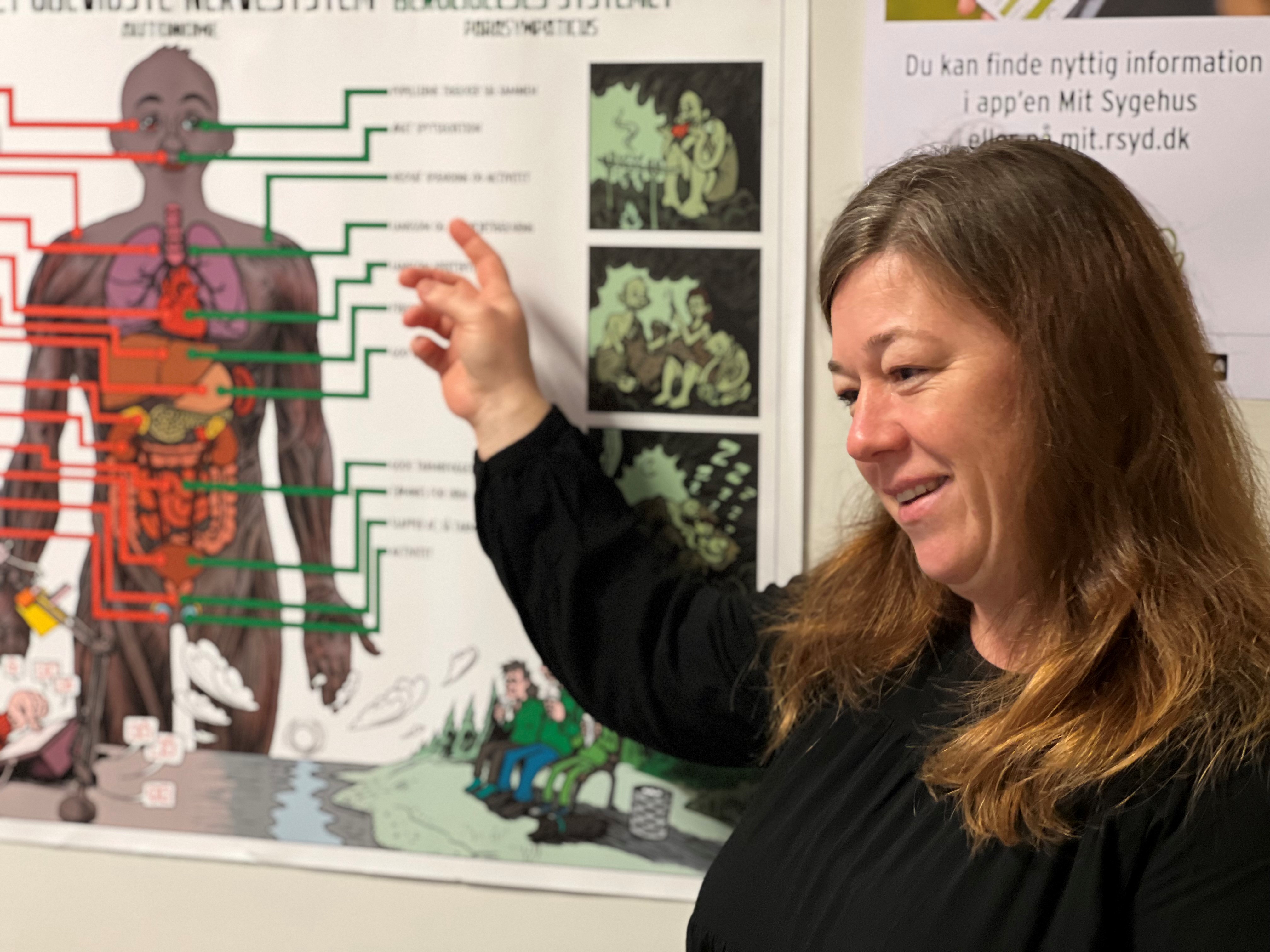 Anette Hauge Damm, som er tovholder og underviser for tilbuddet viser en undervisningssituation