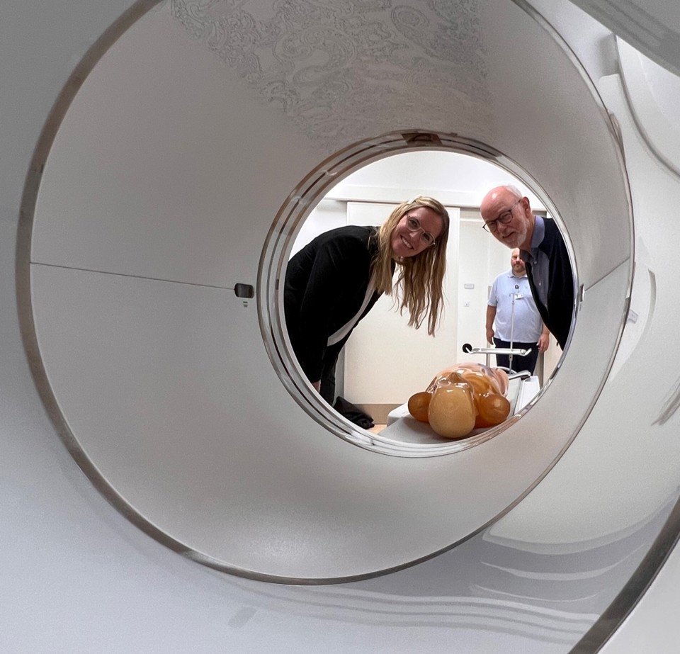 Regionsrådsformand Stephanie Lose og udvalgsformand for byggeri, Karsten Uno Pedersen kigger gennem skanneren