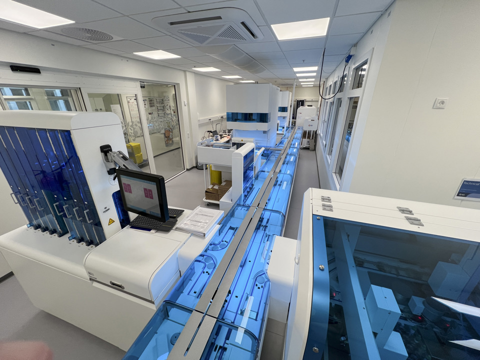 Det højteknologiske podnings- og analysesystem til bakteriologiske analyser, som findes i afdelingen for Mikrobiologi.