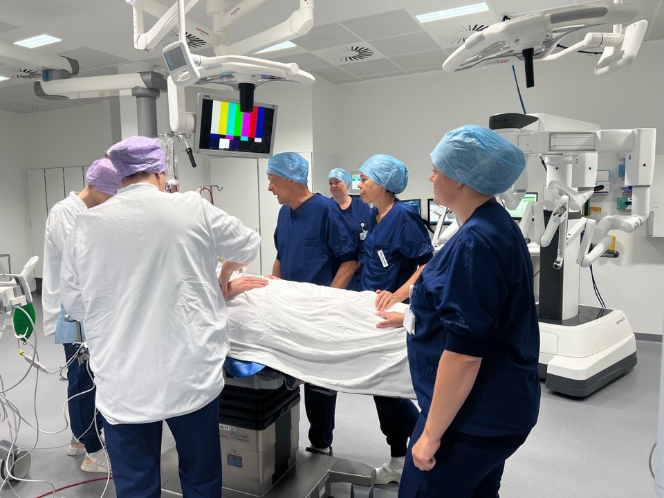 Operationsteamet taler med patienten