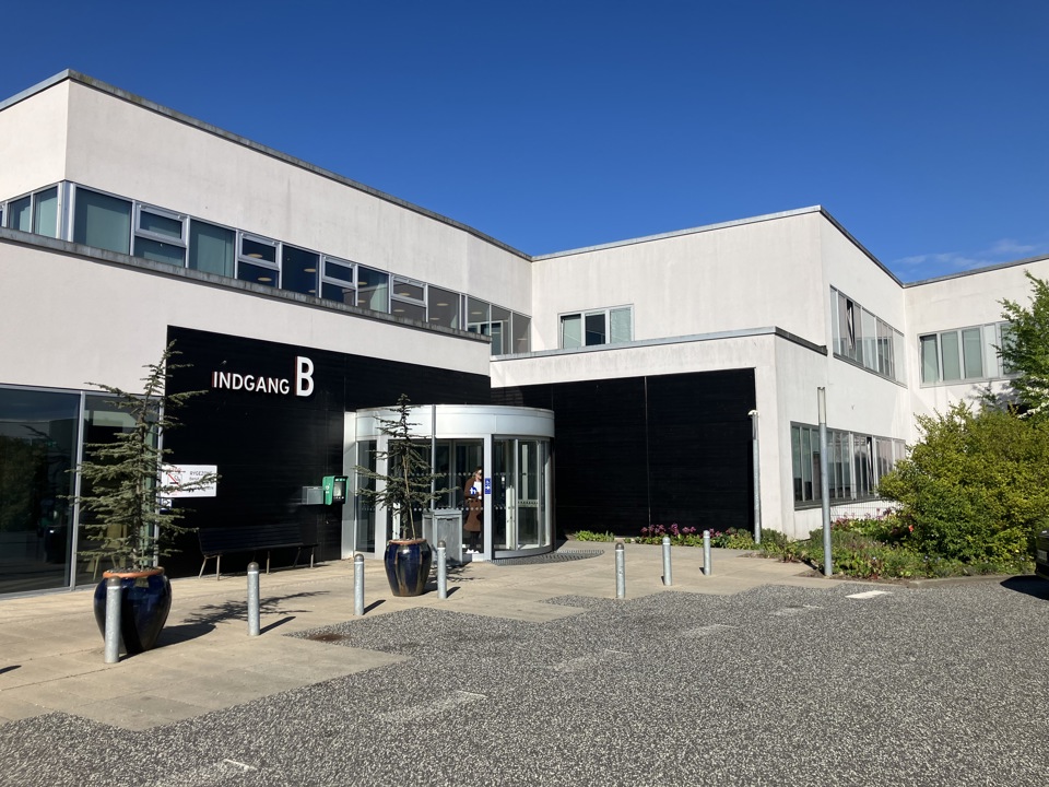 Indgang B - Psykiatrien i Aabenraa og den indgang, man benytter for at komme til OPUS Aabenraa