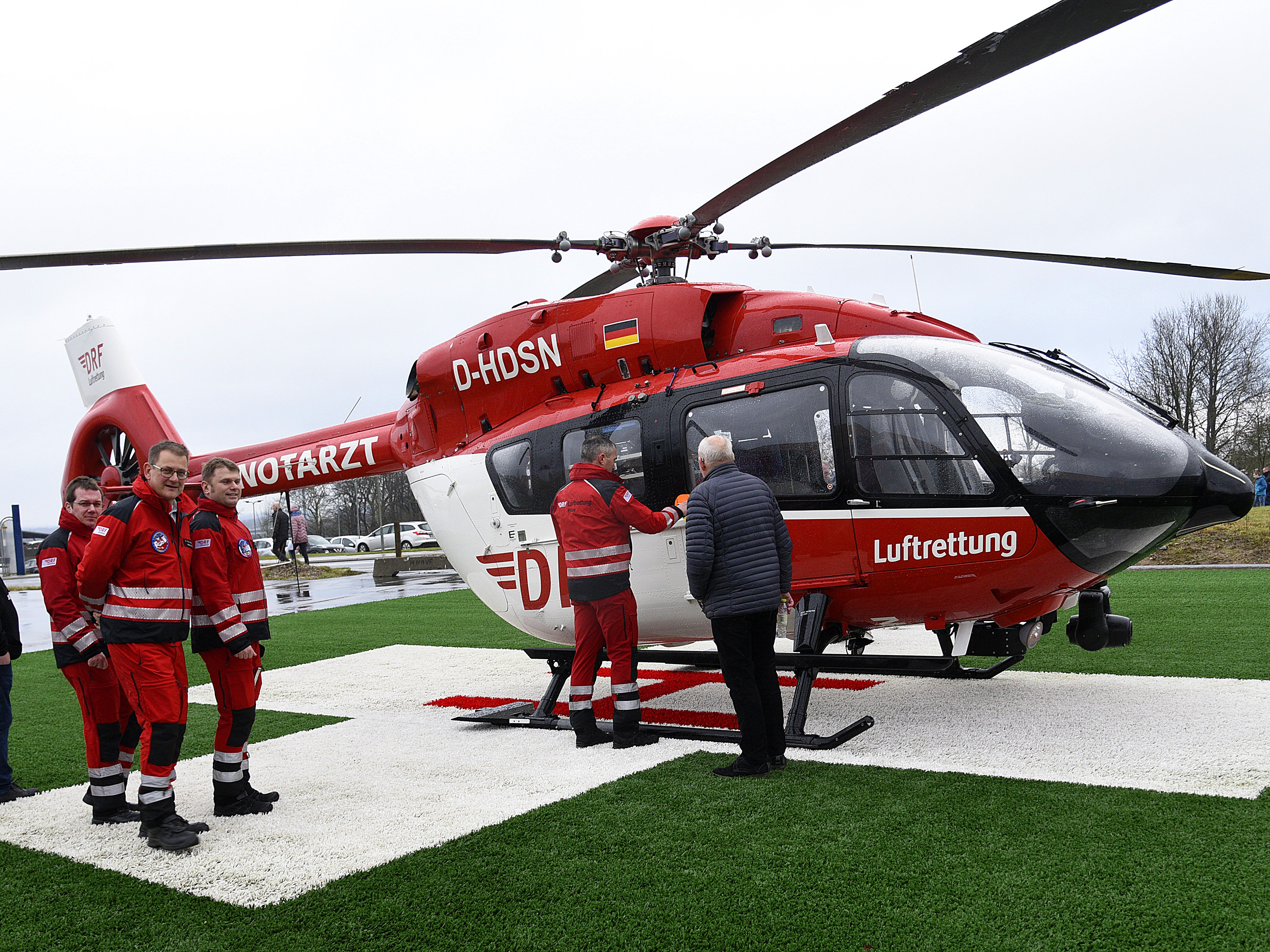 Gæster besøger den tyske redningshelikopter.