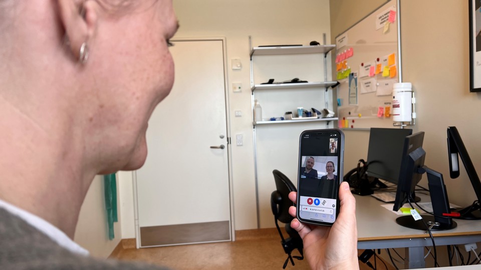 Den pårørende kan på sin mobiltelefon følge og tale med, mens stuegangen og dermed samtalen med læge og sygeplejerske foregår.