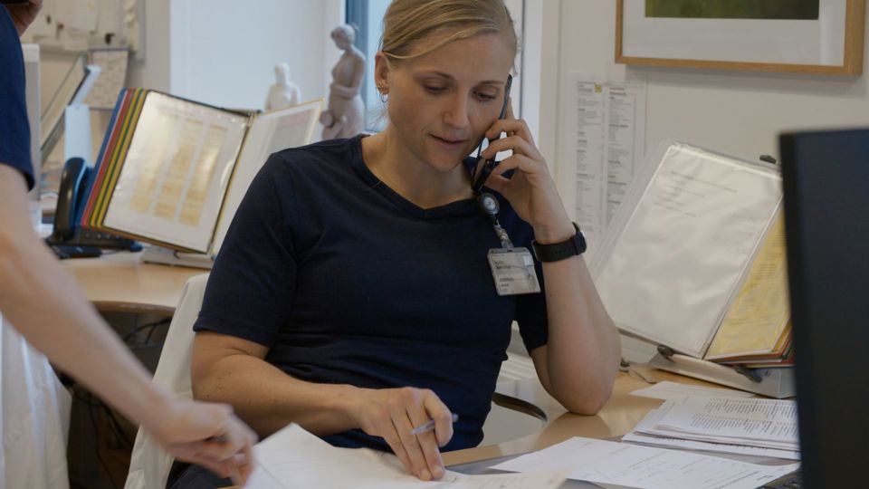 Koordinerende jordemoder Janni er også en gennemgående figur i seriens seks afsnit 