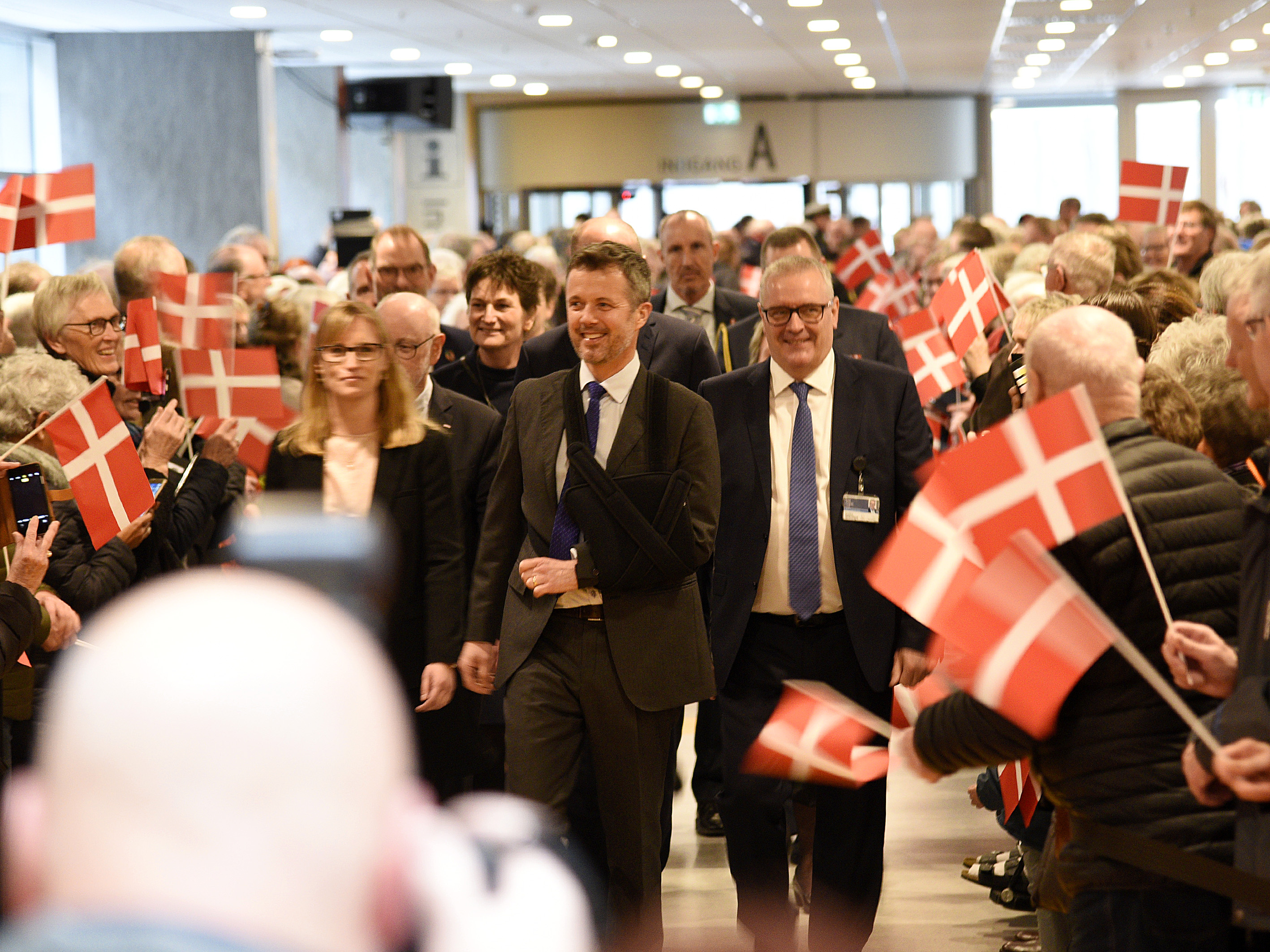 Kronprins Frederik hyldes af de fremmødte gæster