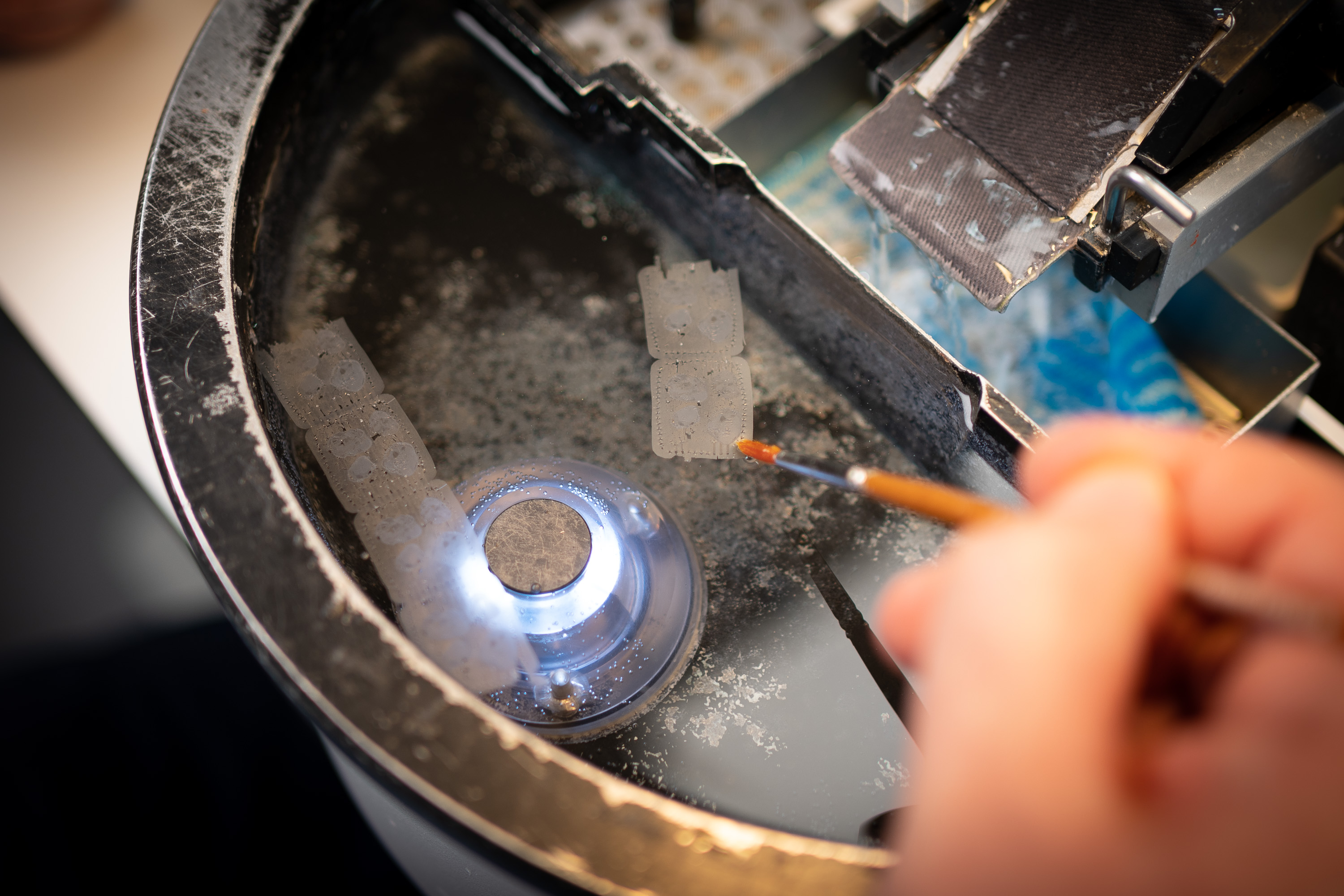 Trin 5: Vævsstykker i paraffin skal skæres i tynde skiver med en tykkelse på 0,003 mm. Dette kan enten ske manuelt eller på automatisk skæremaskine. 