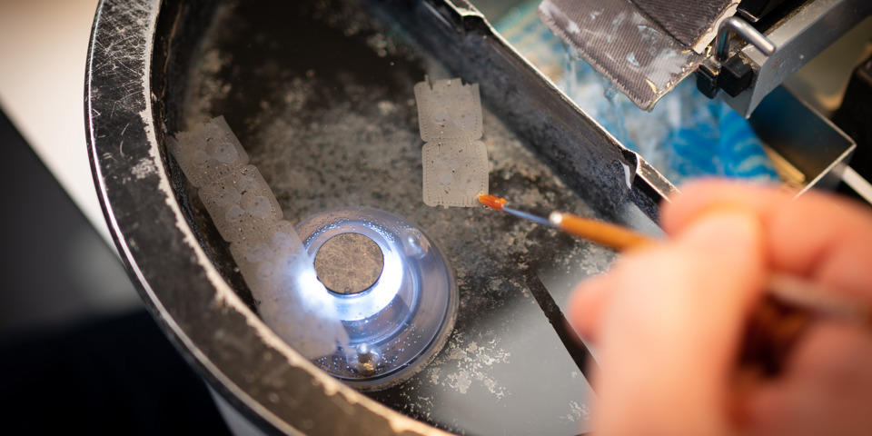 Trin 5: Vævsstykker i paraffin skal skæres i tynde skiver med en tykkelse på 0,003 mm. Dette kan enten ske manuelt eller på automatisk skæremaskine.