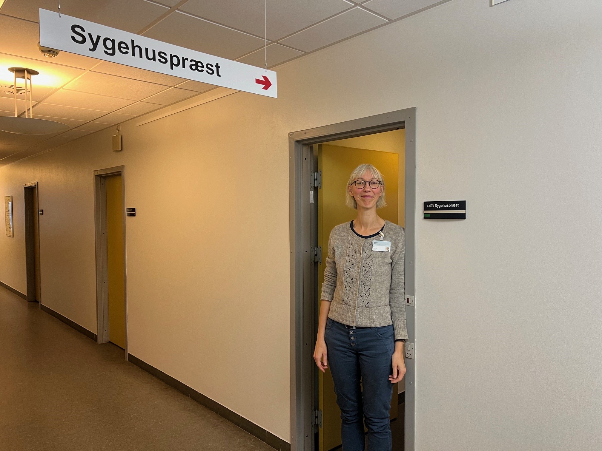 Sygehuspræst Merete Lei i døren til præstekontoret på Sygehus Sønderjylland i Sønderborg.