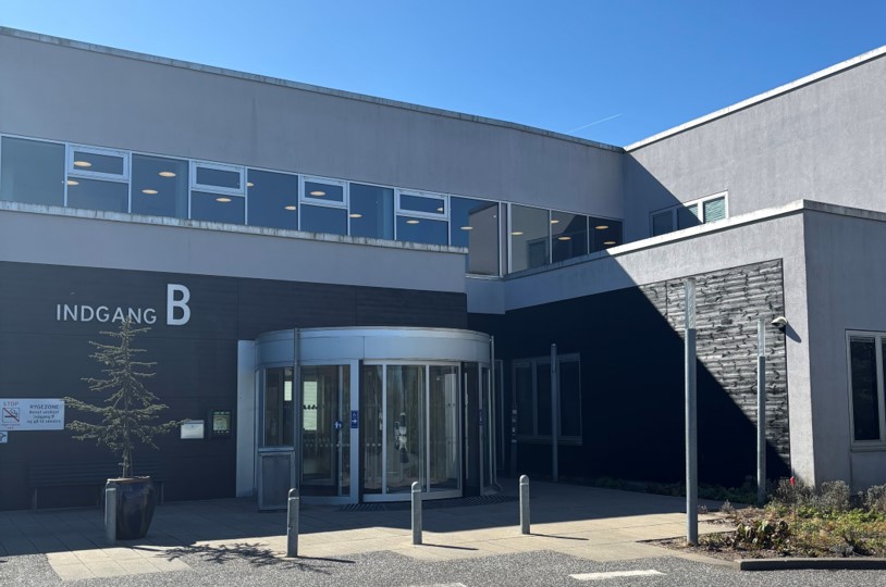 Indgang B - Psykiatrien i Aabenraa og den indgang, man benytter for at komme til OPUS Aabenraa