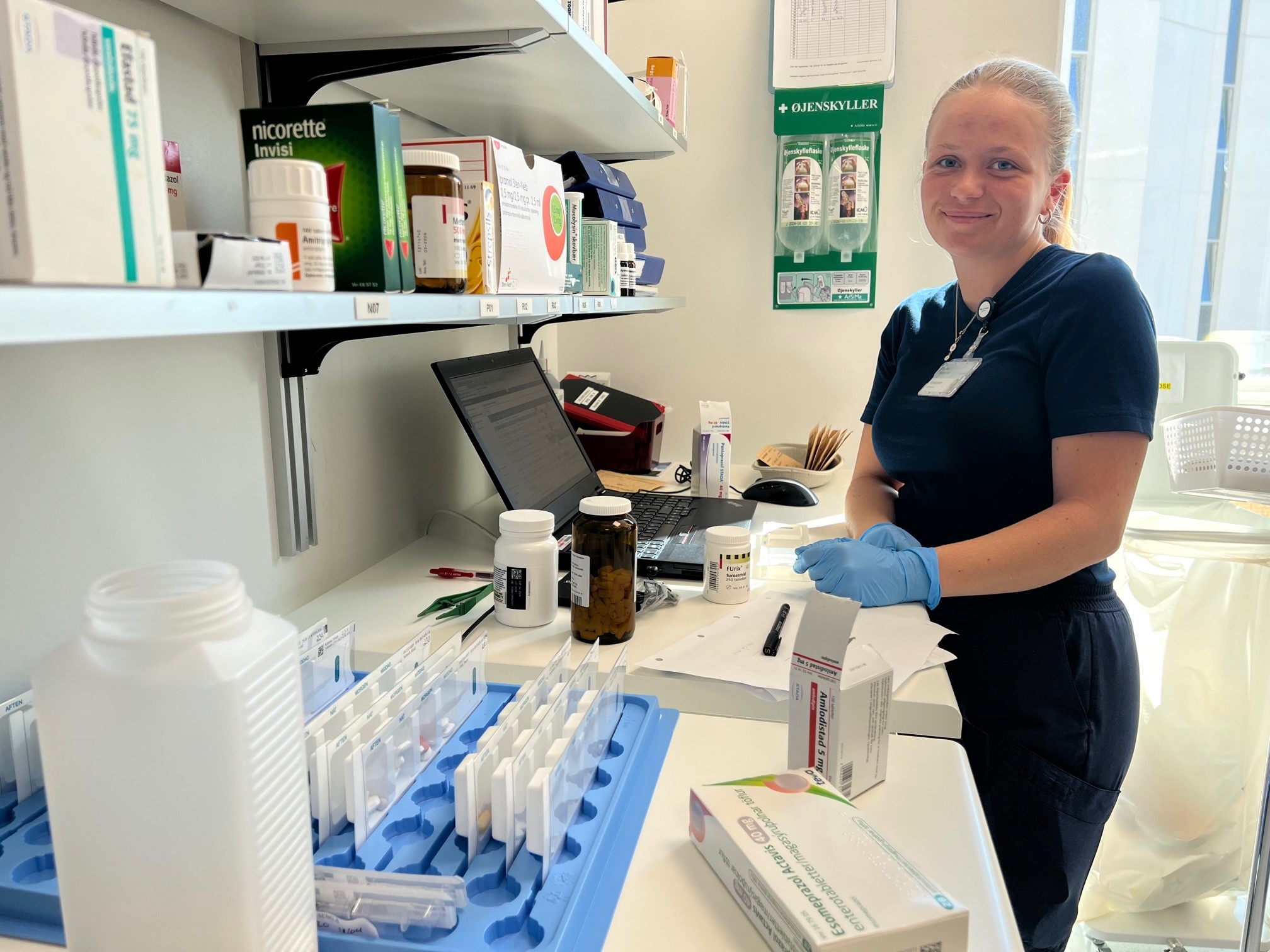 Farmakonom Line Meienburg i medicinrummet på kirurgisk afdeling.
