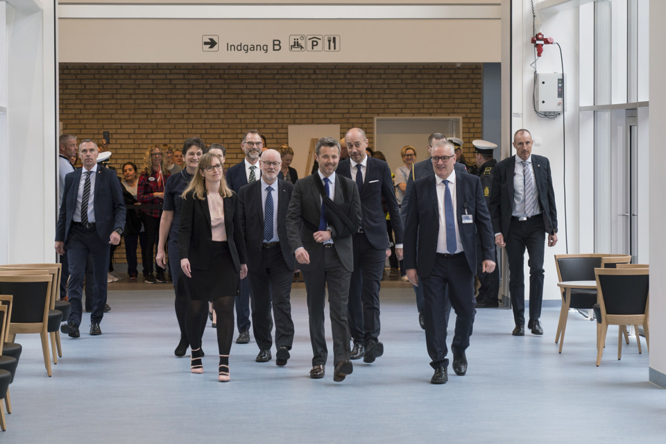 Kronprinsen og følge på vej gennem sygehuset til den officielle indvielse