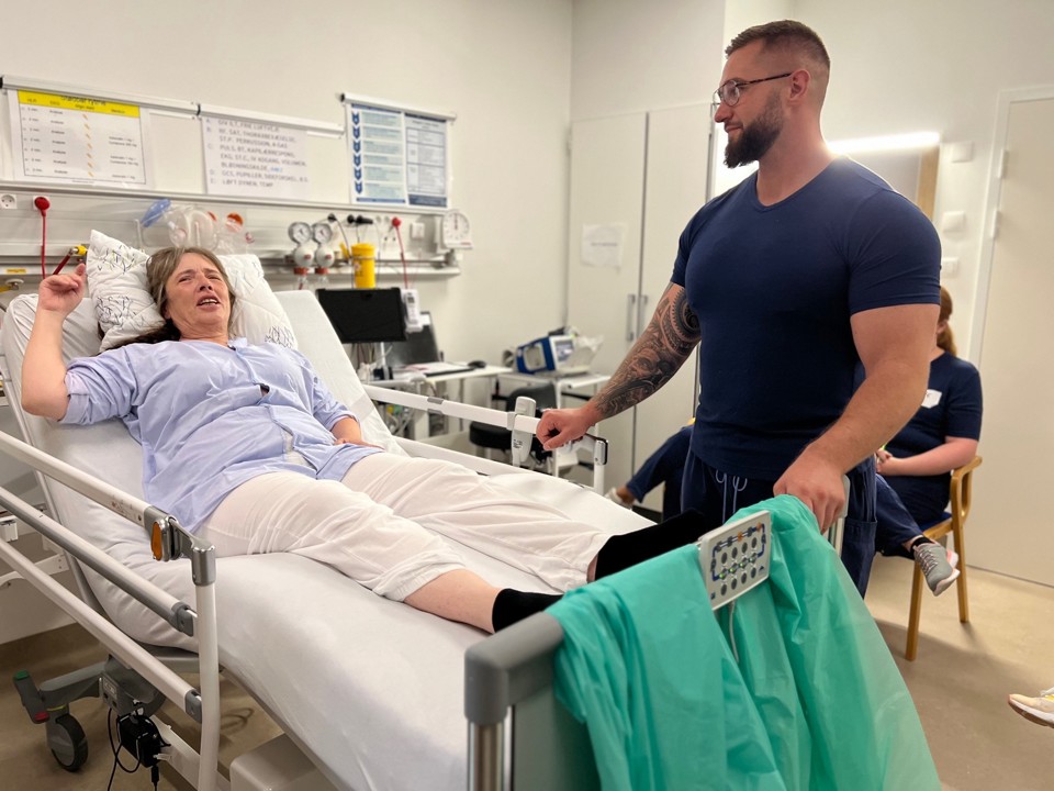 5 terapeuter i simulationsstuen: At arbejde i virkelighedstro scenarier giver dem mulighed for at øve sig i det, der er deres daglige arbejde. Her på stuen kan de fokusere på de praktiske færdigheder frem for den teoretiske viden.