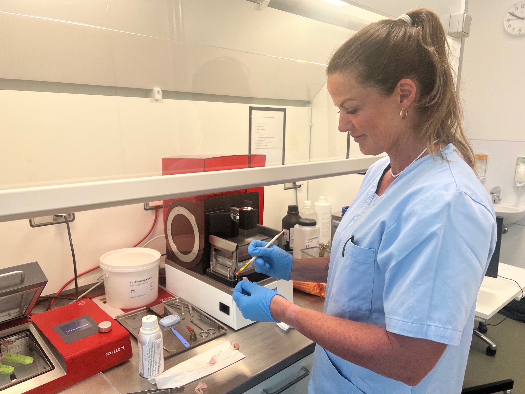 Lægesekretær og tekniker, øreprop-tekniker og 3D-moduleringsdesigner Rikke Junker lakerer ørepropper.