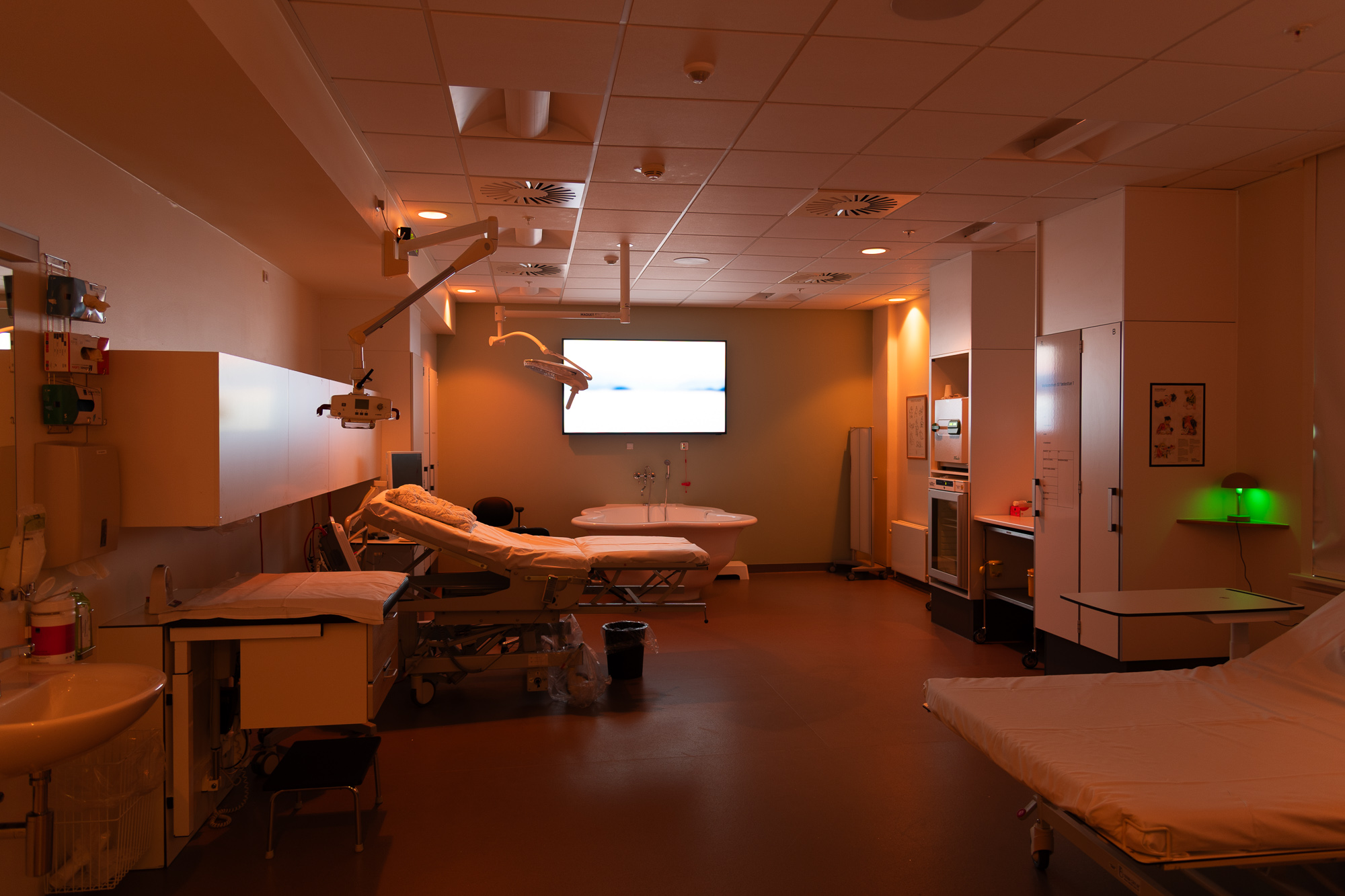 Sådan ser der ud på fødestuen. Den er udstyret med en sanseskærm med tilhørende lyd og lys.