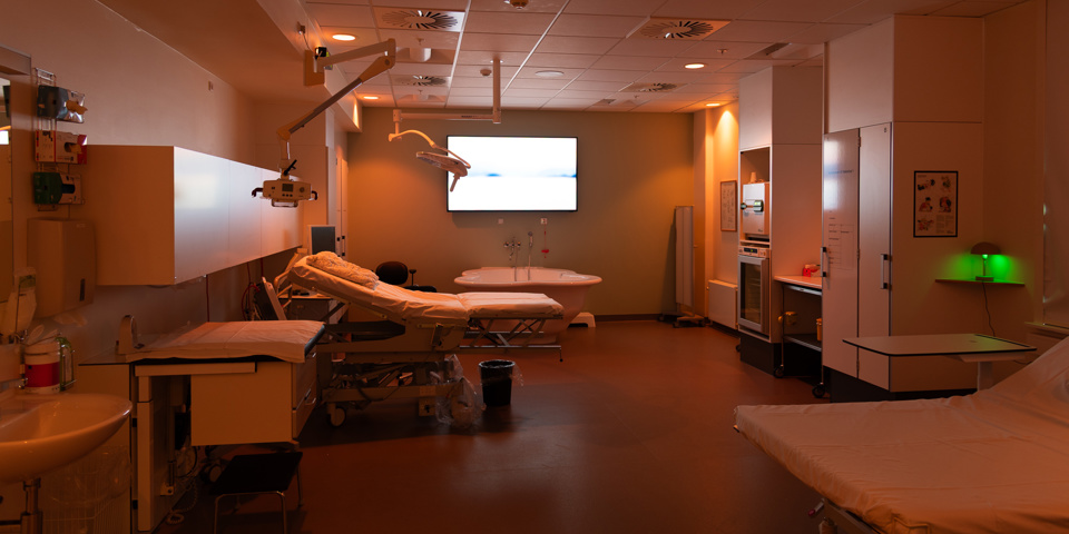 Sådan ser der ud på fødestuen. Den er udstyret med en sanseskærm med tilhørende lyd og lys.