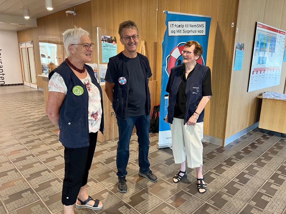Sygehusets frivillige vejvisere hjalp til og fik samtidig mange gode snakke med de besøgende