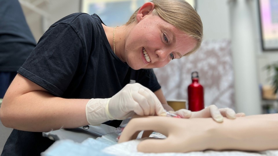 Medicinstuderende lærer bl.a. at sy sår og flænger sammen, når de er til Bland Selv Klinik