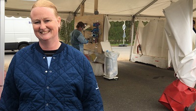 Social- og sundhedsassistent Helle Nielsen strålede iført sygehustermotøj.