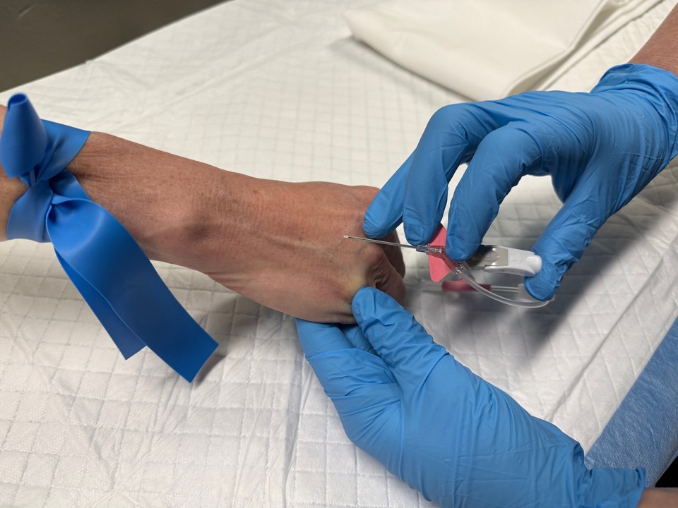 Når hånden har fået kuldespray, kan droppet lægges med færre gener for patienten.