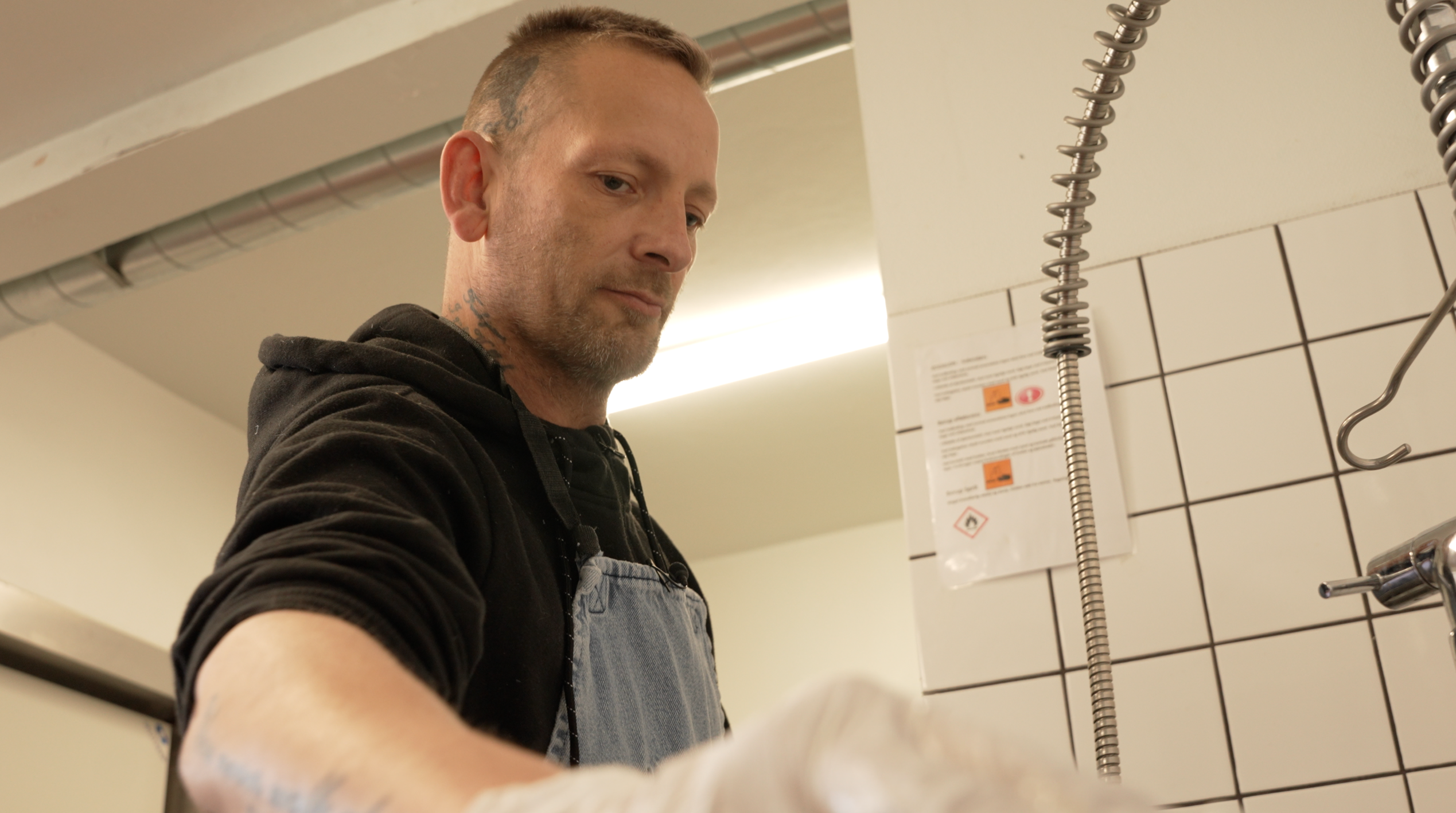 Tony i køkkenet på Den Blå Oase i Aabenraa 