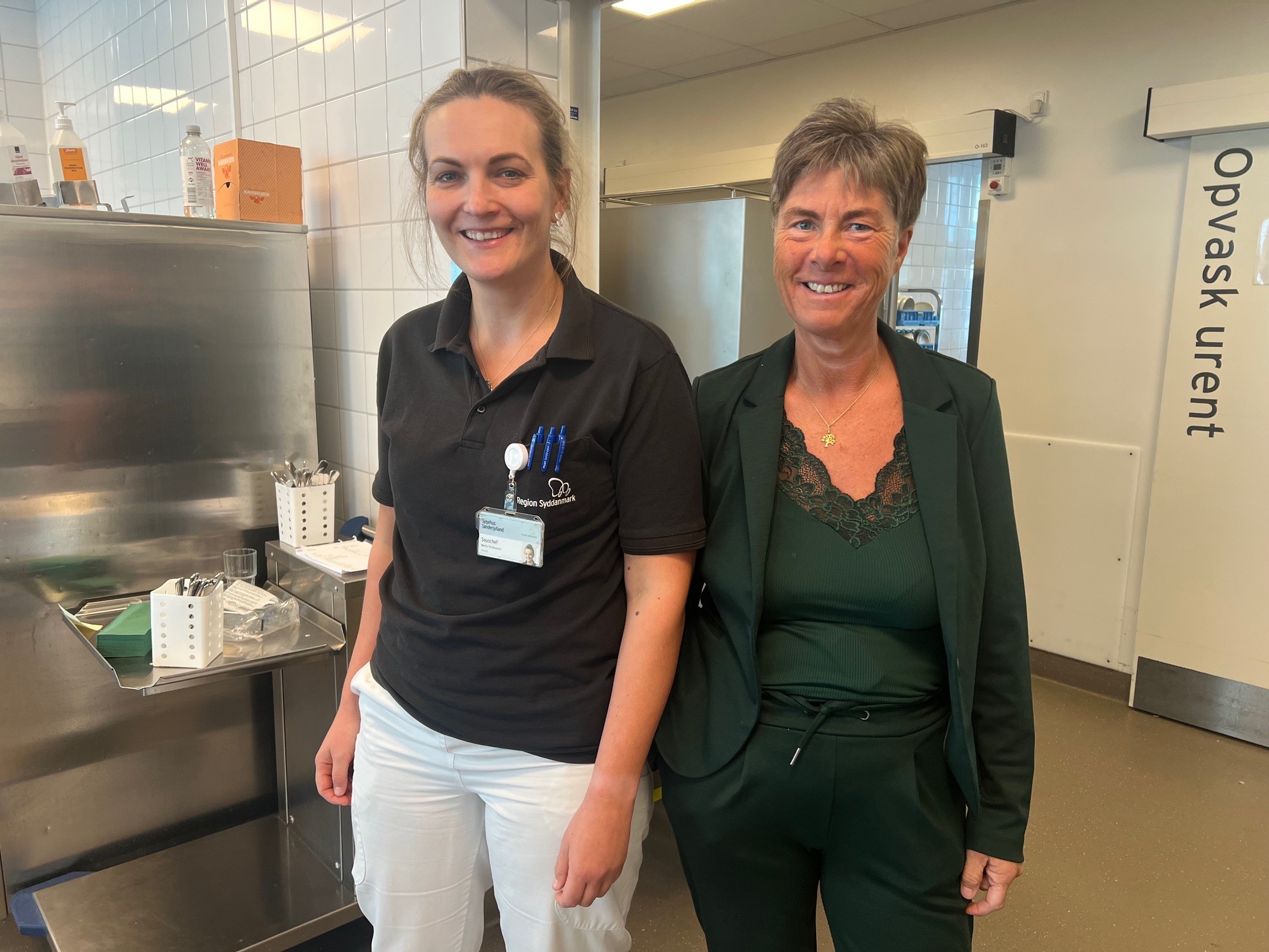 Fleksjobber Laila Mandau sammen med souschef Mette Strüssmann i Køkkenet Sønderborg.