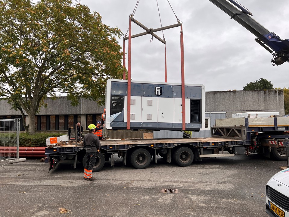 Varmepumpe bliver hejst på mobilkran