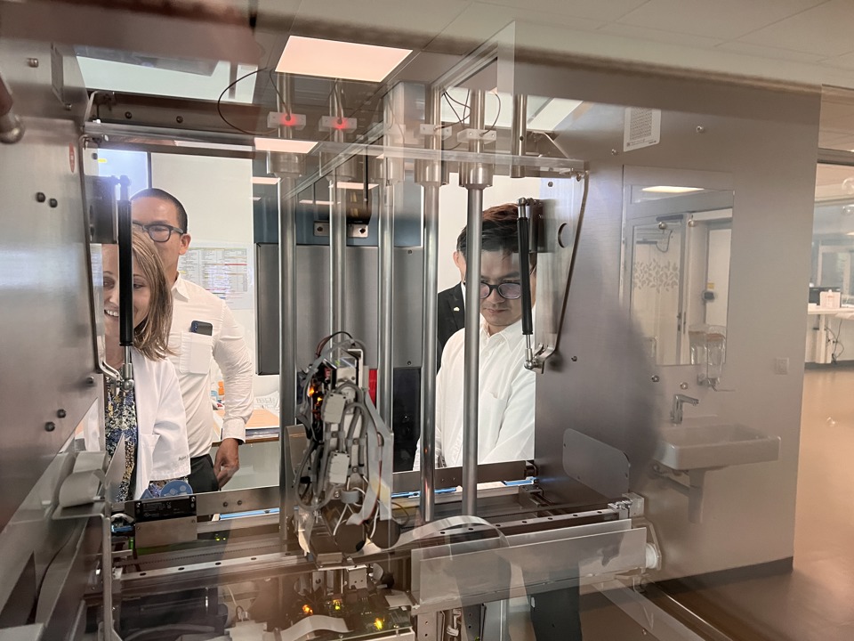 Delegationen inspicerer blodprøveanalyserobotten