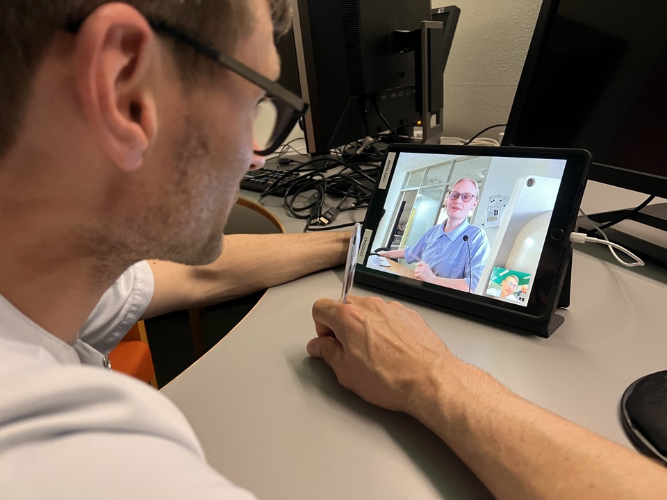 Overlæge i Hjertesygdomme Frank Peter Elpert taler med radiograferne i Sønderborg på iPad.