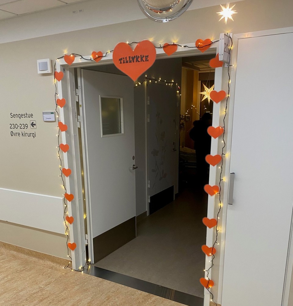 Dør ind til stue pyntet med krans af hjerter