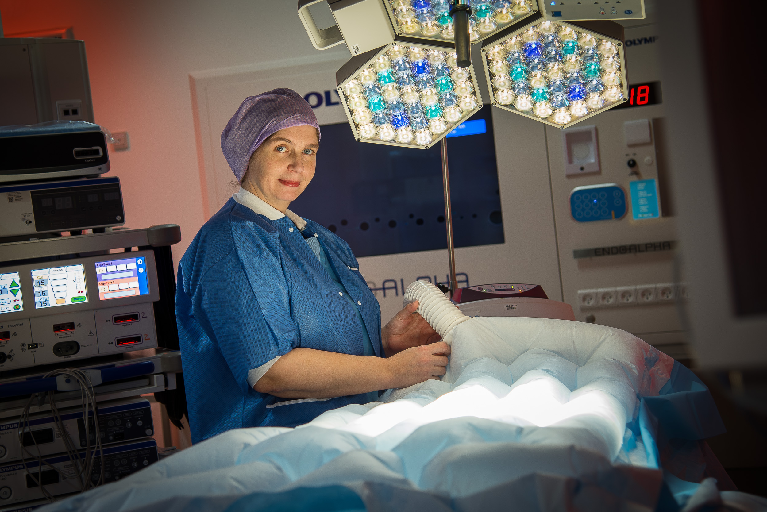 Operationssygeplejersken retter på en operationslampe