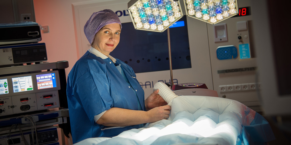 Operationssygeplejerske Stephanie Lübke retter på operationslampen