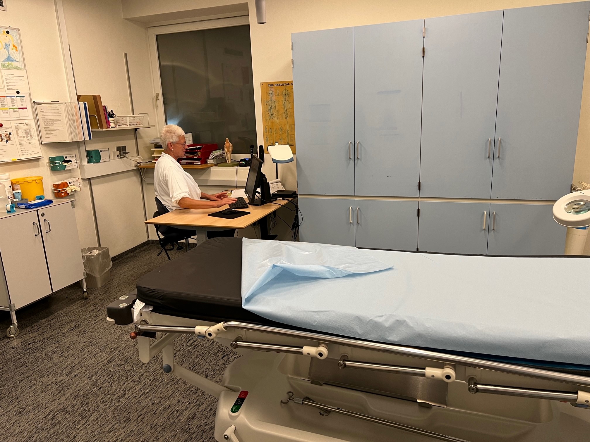 Behandlersygeplejerske Yrsa Petersen i skadeklinikken på Sygehus Sønderjylland i Tønder.