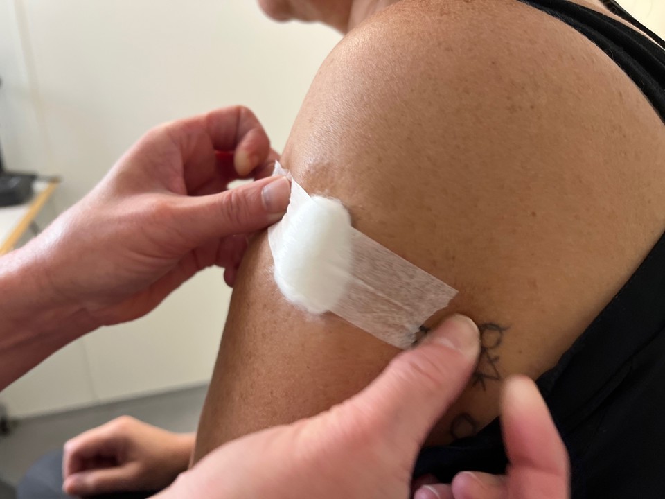 Til sidst sættes der lidt vat på med et plaster, i tilfælde af, at det skal bløde lidt. 