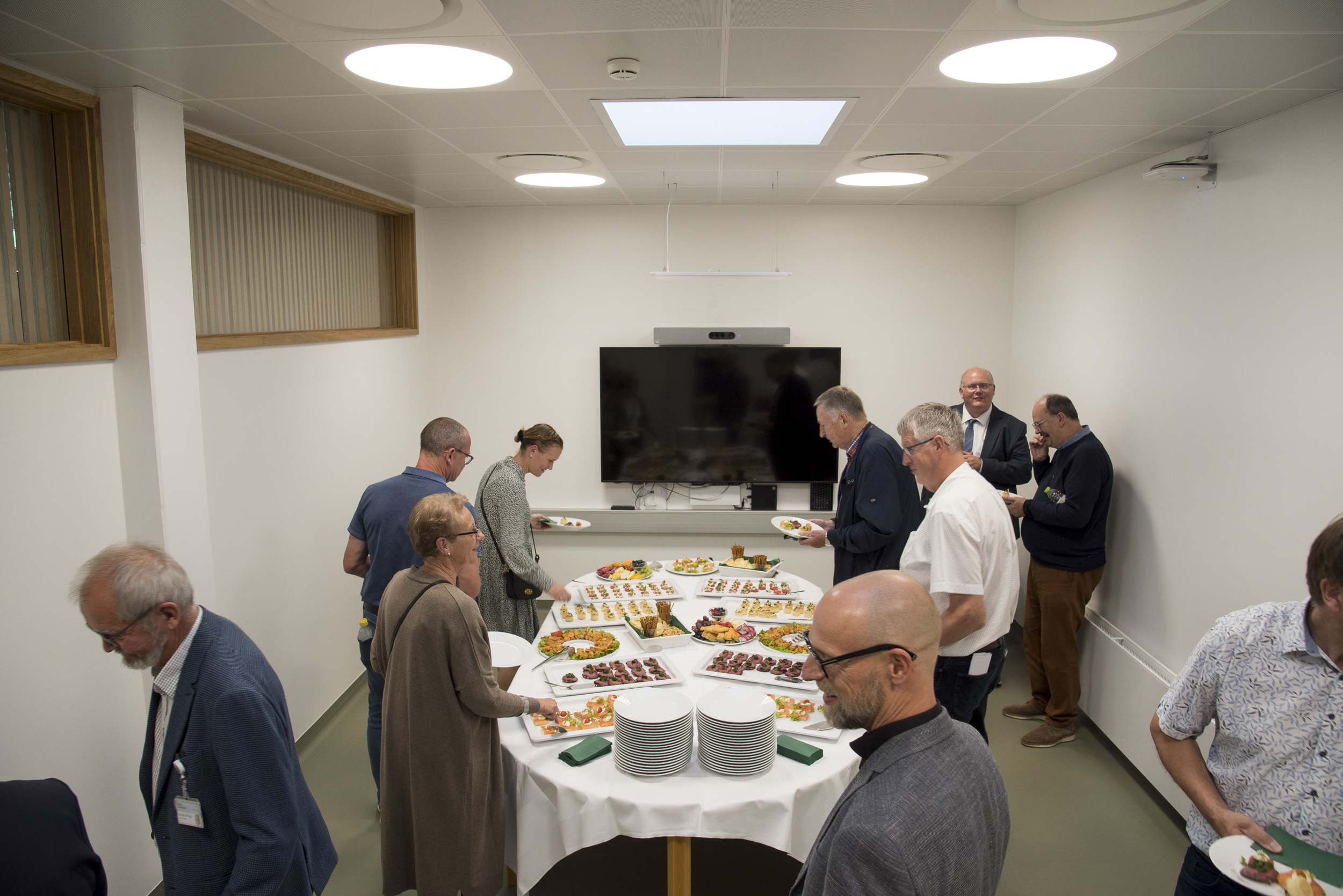 God stemning rundt om buffeten til receptionen.