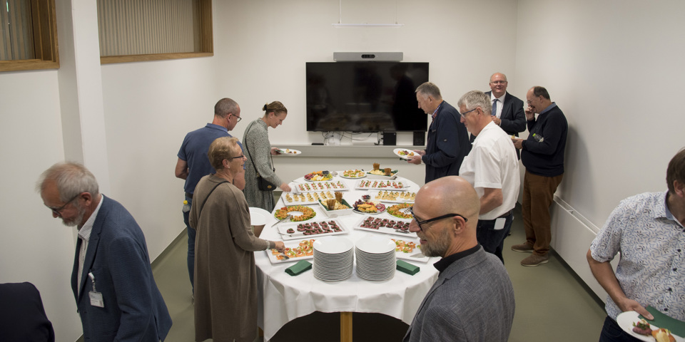God stemning rundt om buffeten til receptionen.