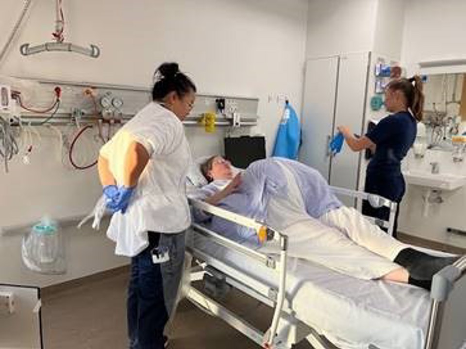 Simulationstræning blander faggrupperne. Her deltage både elever og studerende fra Kirurgisk Afdeling i Aabenraa. Simulationstræningen har denne dag fokus på håndtering af den bariatriske patient.
