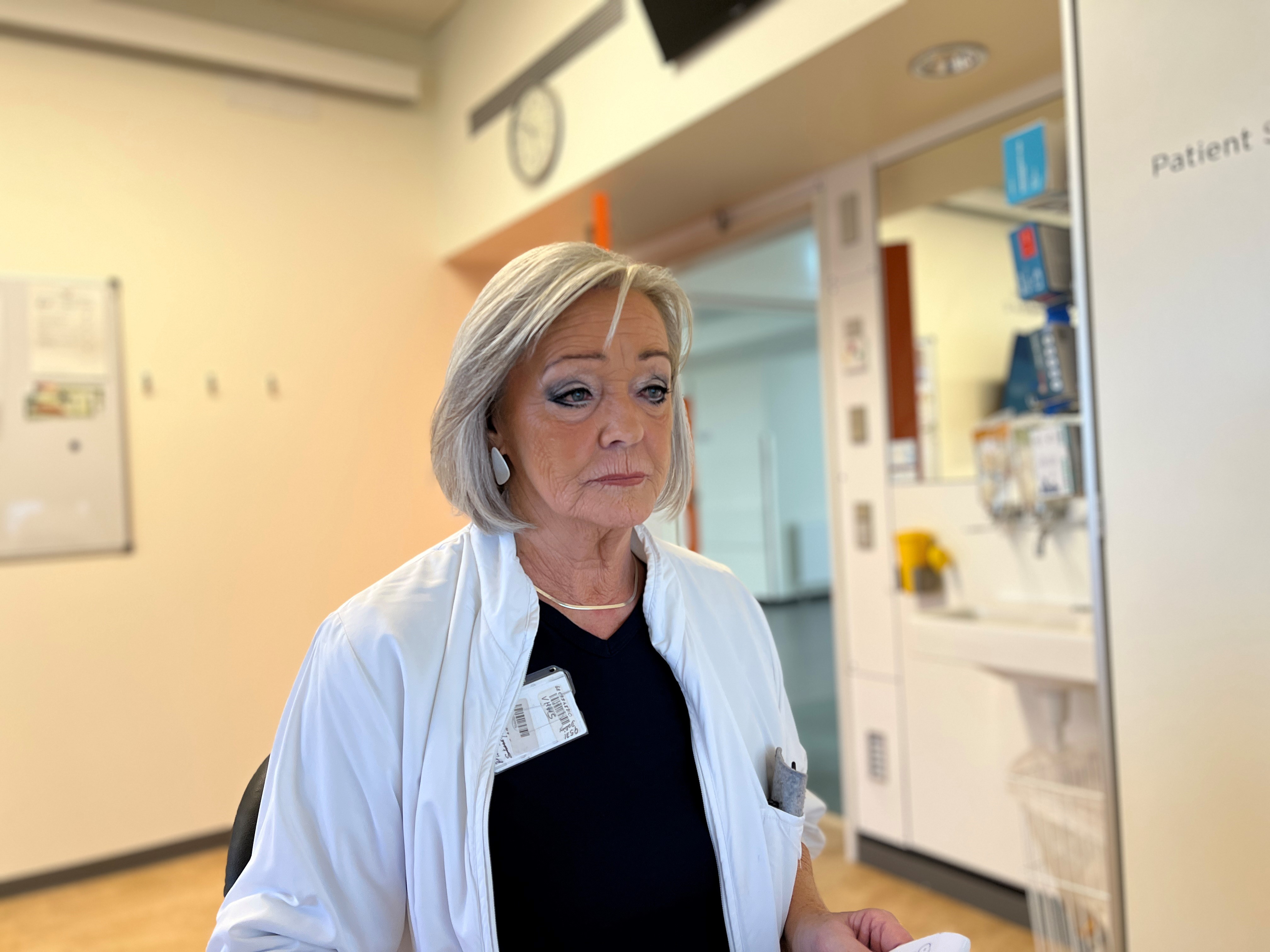 Bevægelserne, når Gertrud Henriksen kommer ned ad gangen, er raske, ivrige og fulde af pep. Det er tydeligvis en dame med et mål.