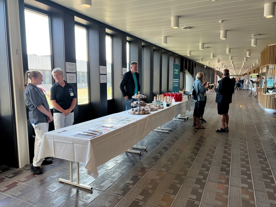 Regionspolitikere serverede kaffe og muffins til de mange gæster