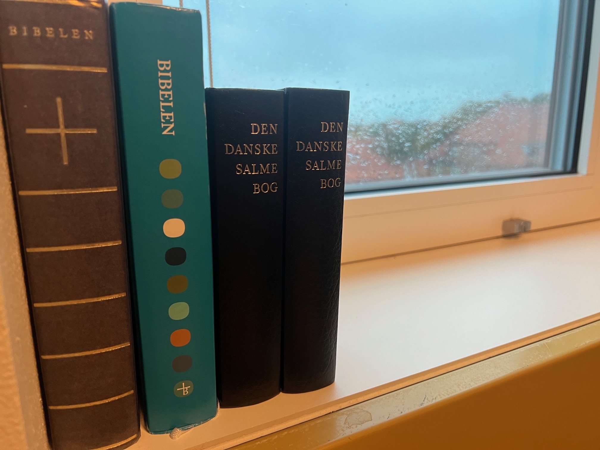 På sygehuspræst Merete Leis kontor er biblen og salmebogen altid lige ved hånden.