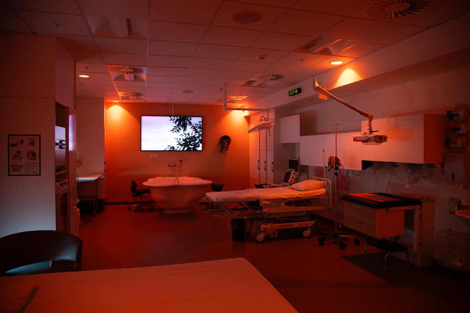 Sådan ser der ud på fødestuen. Den er udstyret med en sanseskærm med tilhørende lyd og lys.