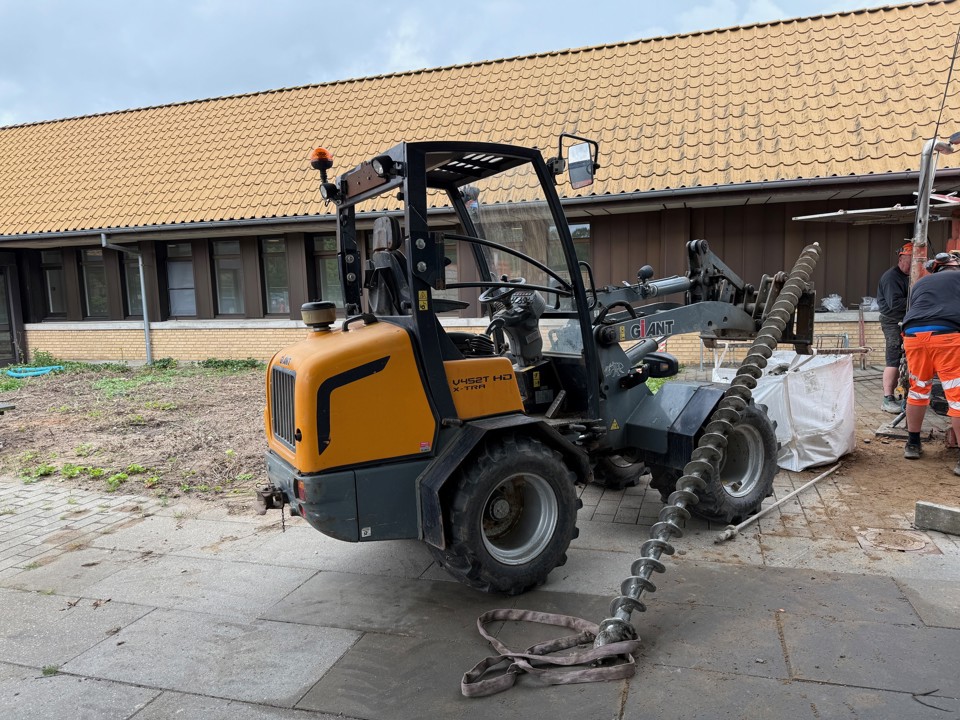 Ombygningen er gået i gang, Praktisk betyder det, at der i en periode er færre p-pladser foran Skadestuen. 