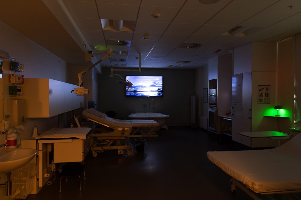 Sådan ser der ud på fødestuen. Den er udstyret med en sanseskærm med tilhørende lyd og lys.