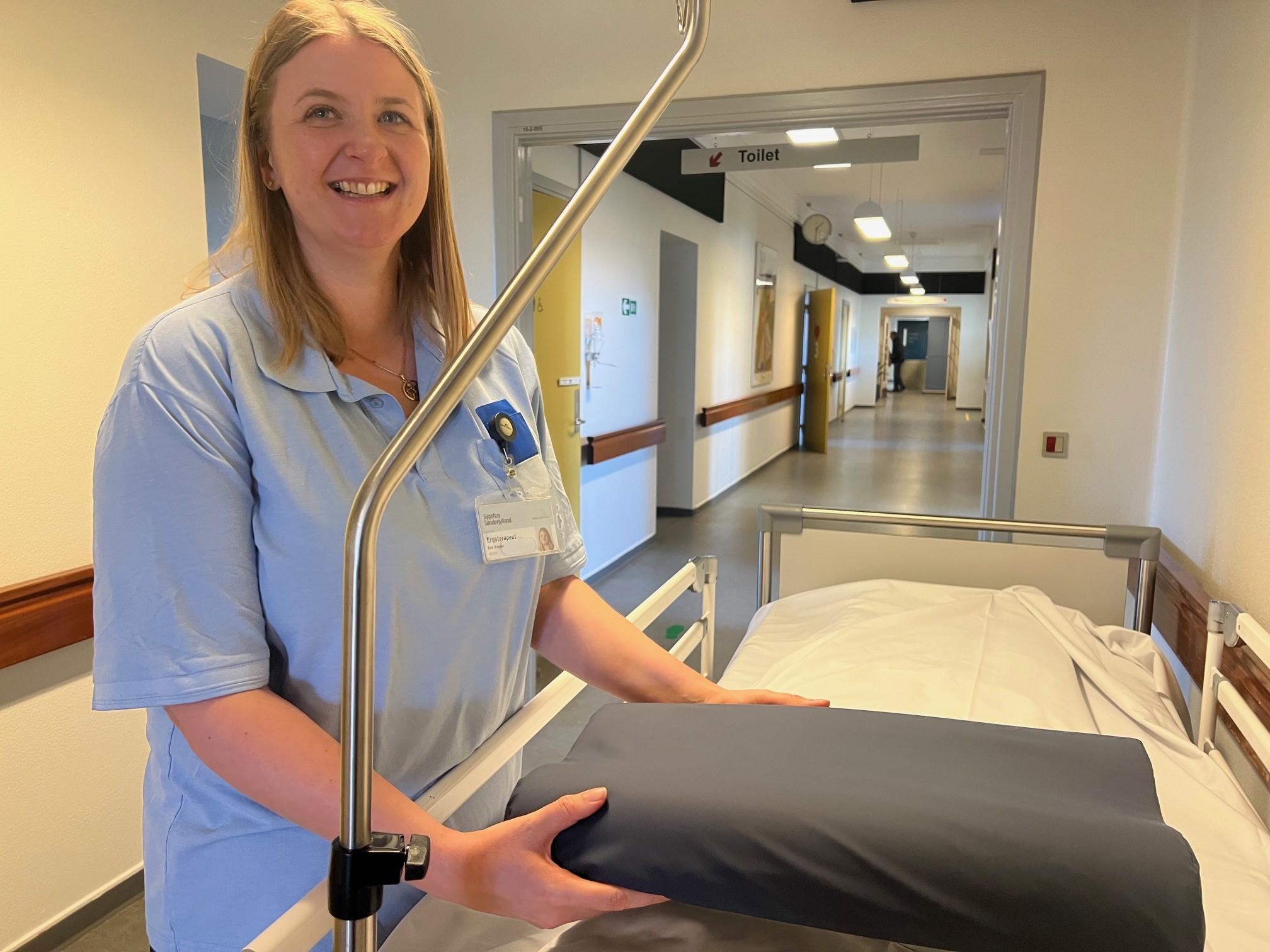 Ergoterapeut Eva Raguse med puden med beroligende musik.