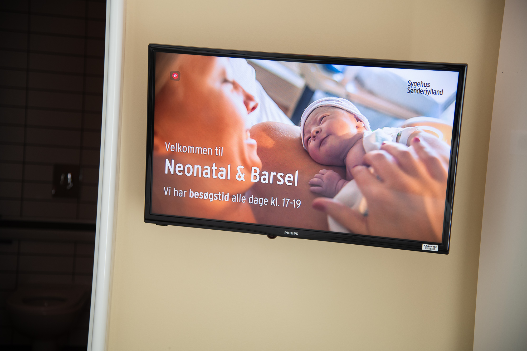 Der er TV på væggen i fødestuen.