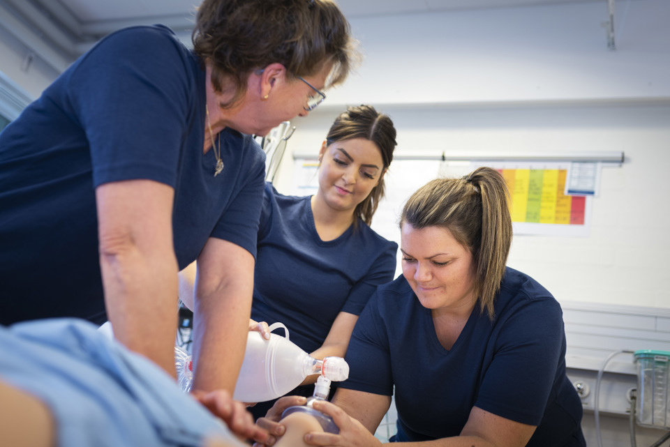 Sygeplejestuderende på simulationsstue