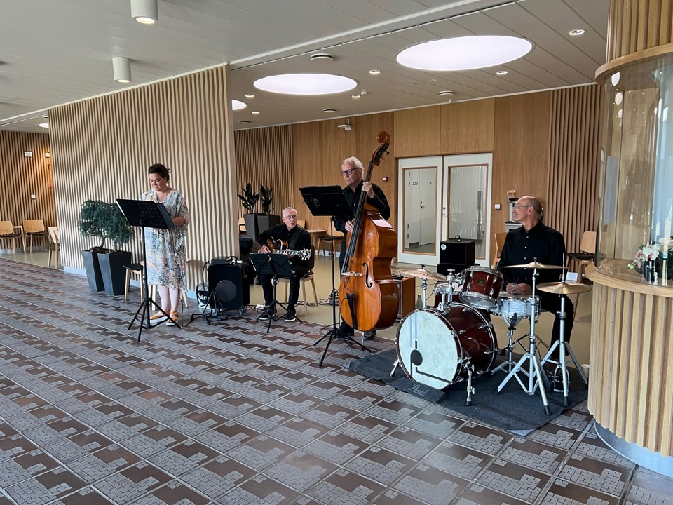 Levende jazzmusik flød smukt ud over hele ambulatorietorvet