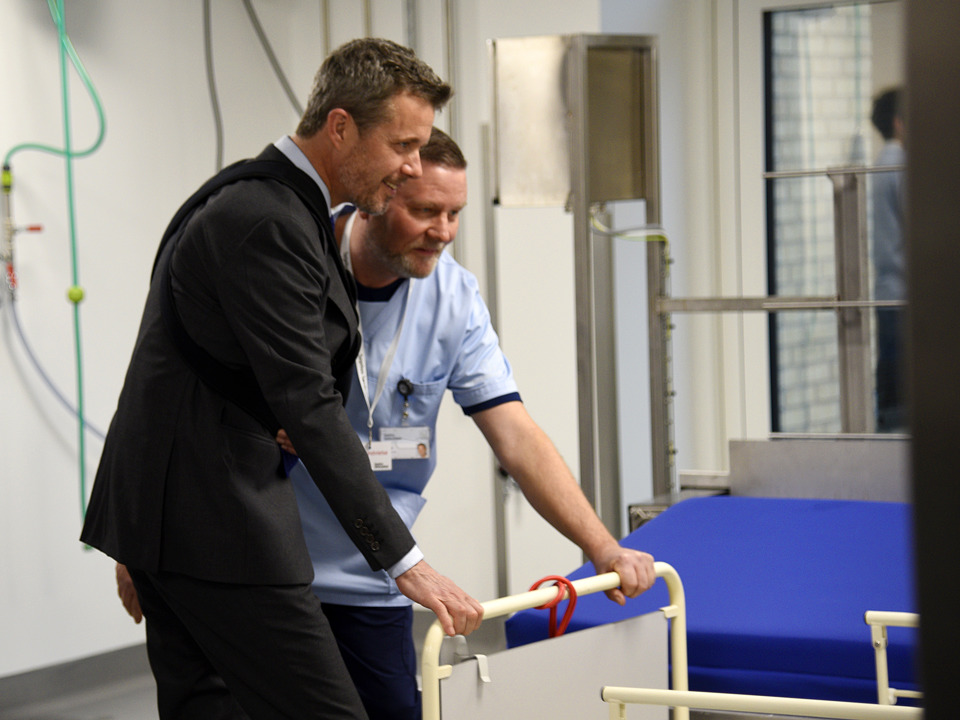 Kronprinsen og følge fik en rundvisning på flere af akutsygehusets afdelinger, hvor medarbejdere fortale om deres afdeling