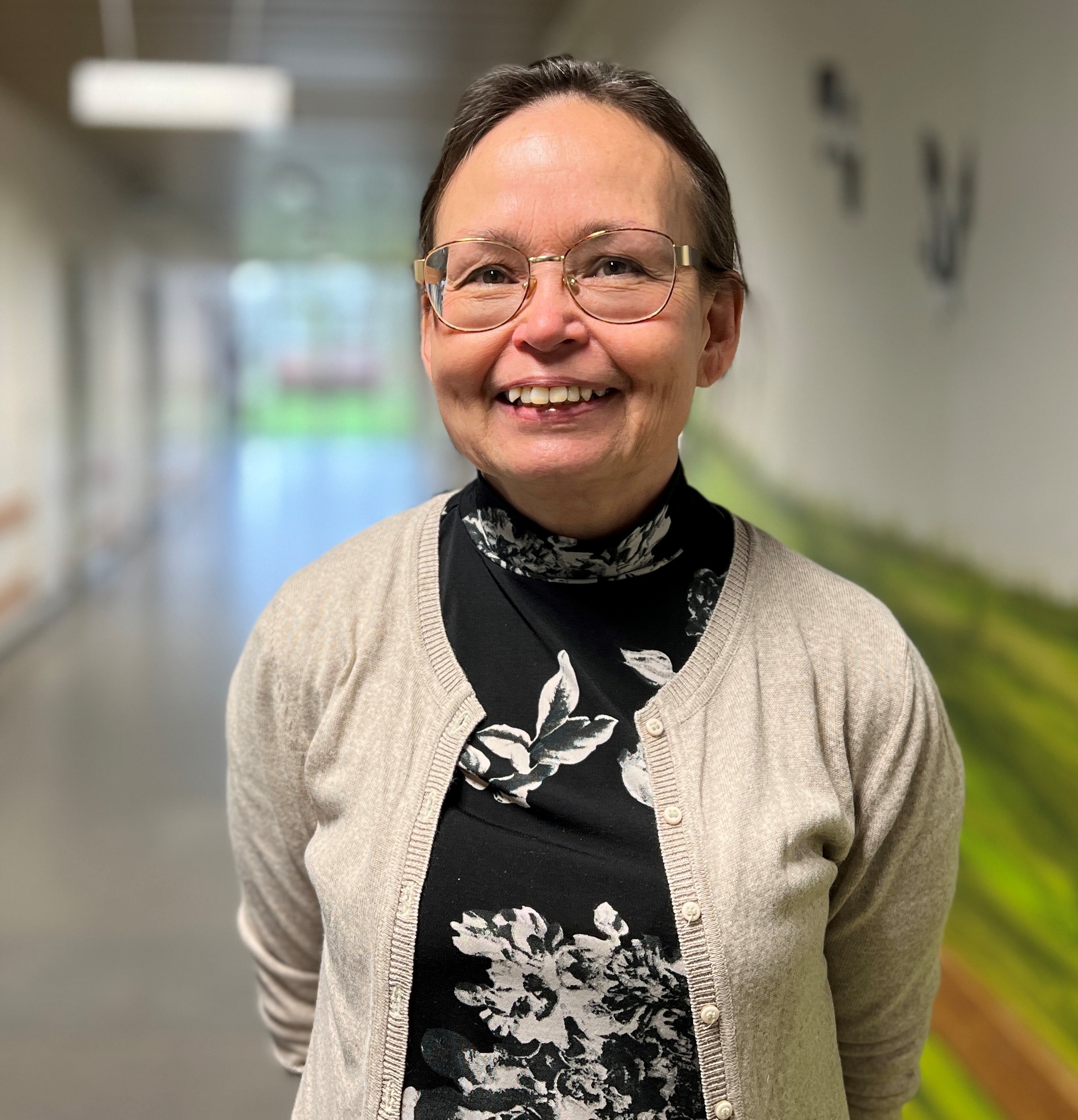 Anja Geisler på gangen i testcenteret, der nu lukker