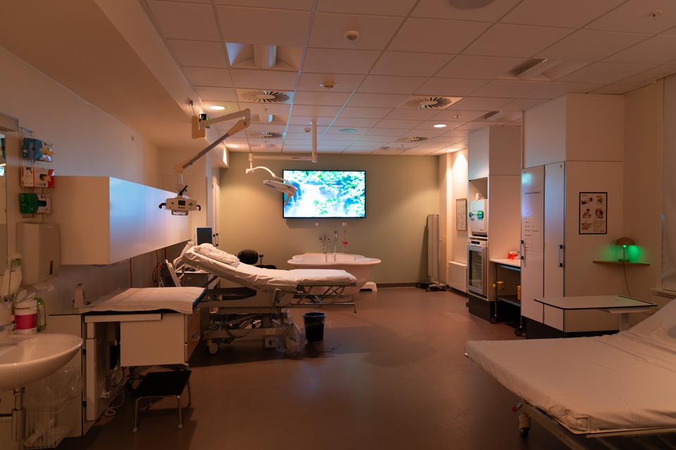 Sådan ser der ud på fødestuen. Den er udstyret med en sanseskærm med tilhørende lyd og lys.